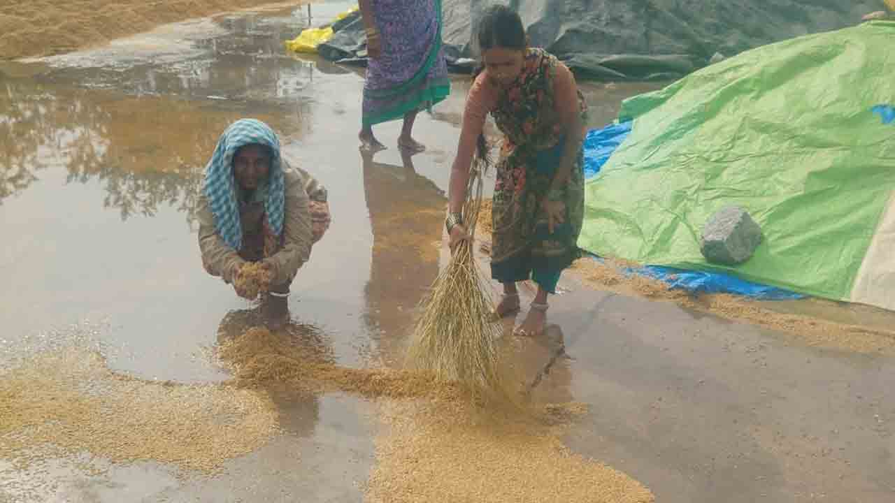 Janagama | అకాల వర్షానికి తడిసి ముద్దయిన ధాన్యం.. ప్రభుత్వం ఆదుకోవాలని రైతుల డిమాండ్‌