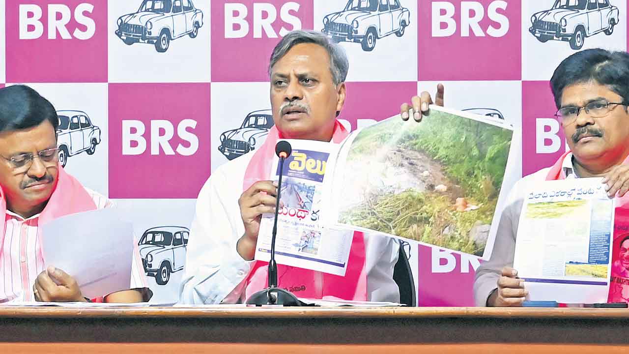 కష్టాల్లో రైతులు.. ప్రచారంలో మంత్రులు