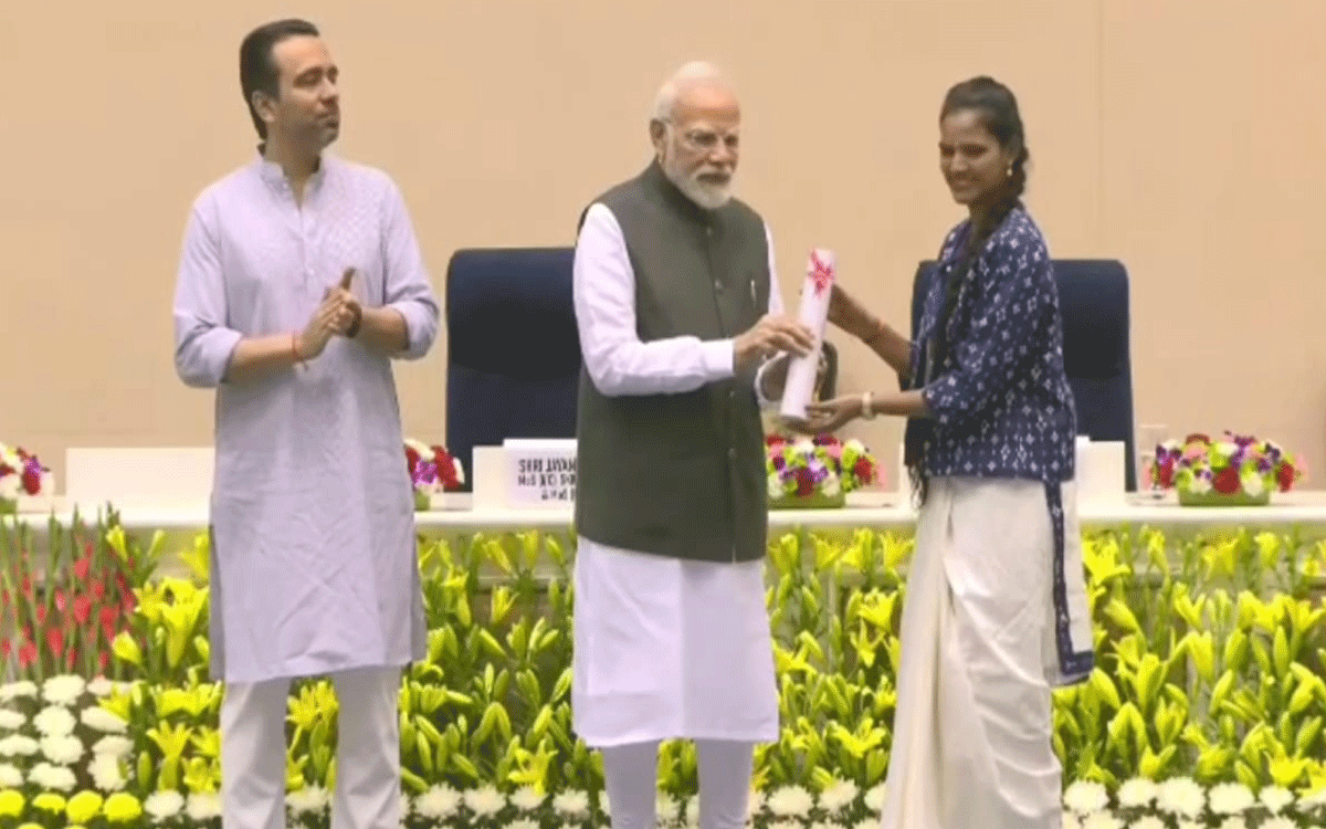 Khammam Rural : ప్ర‌ధాని మోదీ చేతుల మీదుగా ఆరెంపుల యువతి పల్లవి అవార్డు స్వీక‌ర‌ణ‌