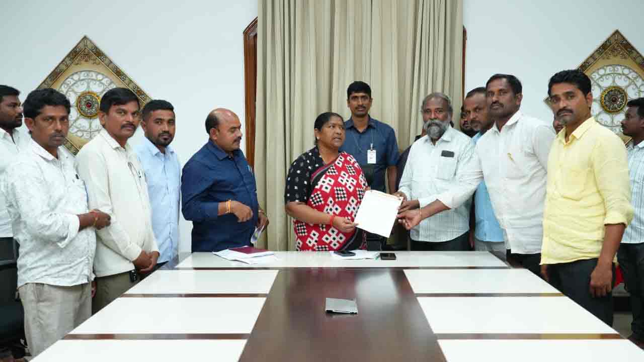 Minister Seethakka | మంత్రి సీతక్కతో గ్రామ పంచాయతీ కారోబార్ల ఉద్యోగుల సంఘం భేటీ