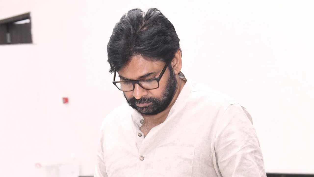 Pawan Kalyan | మొంథా తుపాన్ హెచ్చరికల నేపథ్యంలో పవన్ కల్యాణ్ సమీక్ష.. కాకినాడ కలెక్టర్కు కీలక సూచన