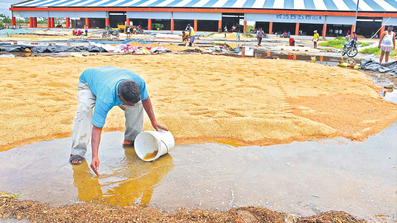 తడిసిన ధాన్యం.. రైతన్నకు నష్టం