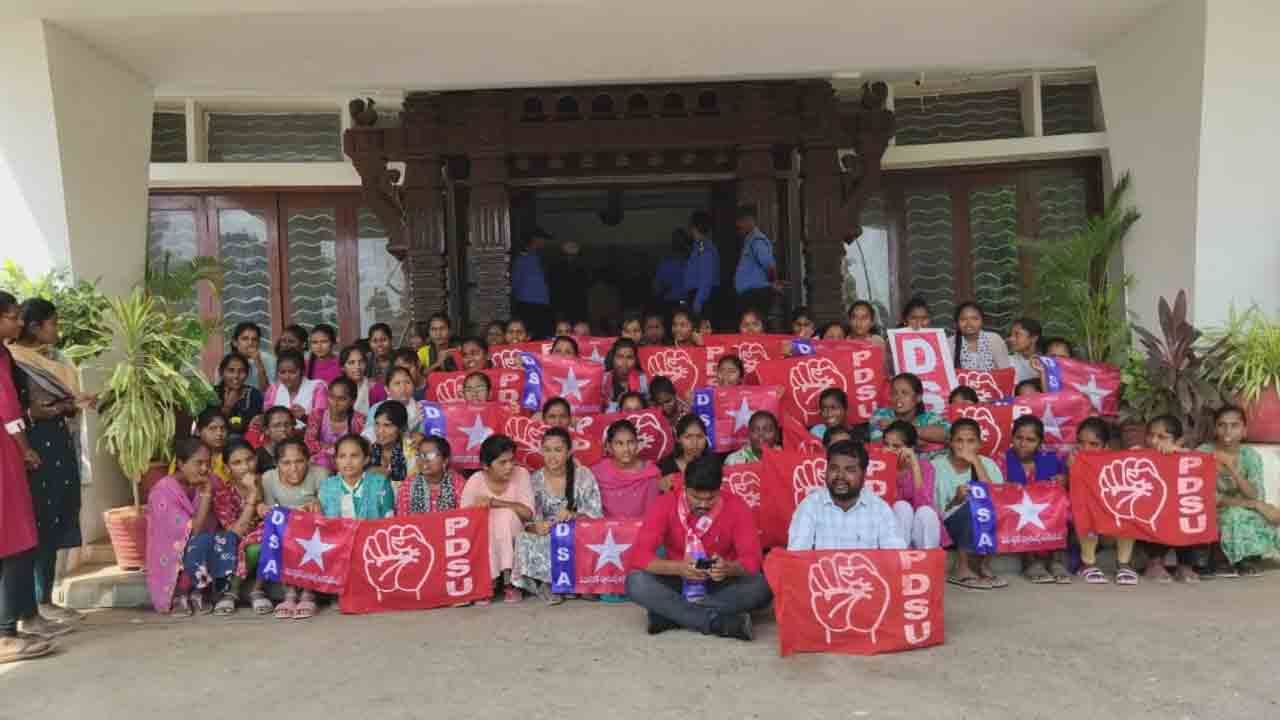 Degree students | కేయూ పరిపాలన భవనం ఎదుట డిగ్రీ విద్యార్థుల ధర్నా