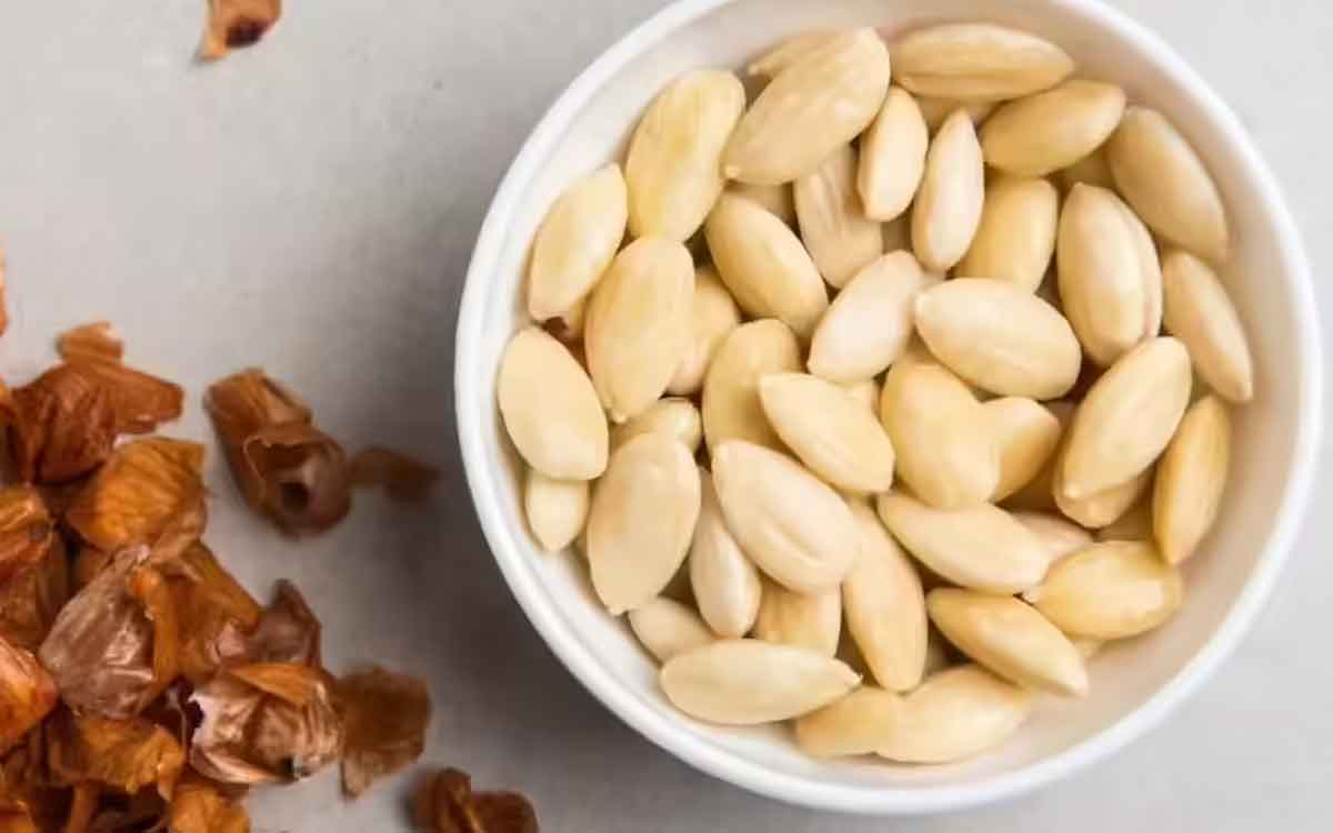 Almonds | బాదంప‌ప్పును పొట్టుతో తినాలా..? పొట్టు తీసేసి తినాలా..? ఎలా తింటే మేలు చేస్తుంది..?