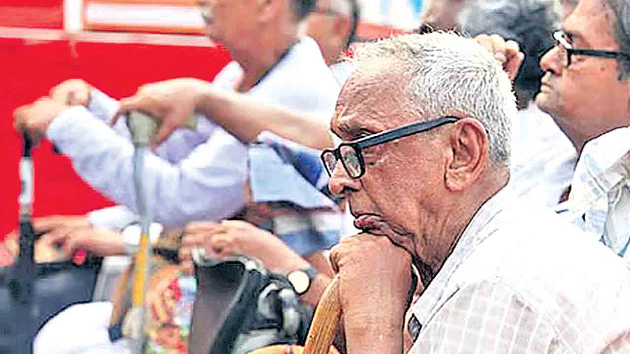 కార్మికుల భవిష్యనిధి ప్రశ్నార్థకం!