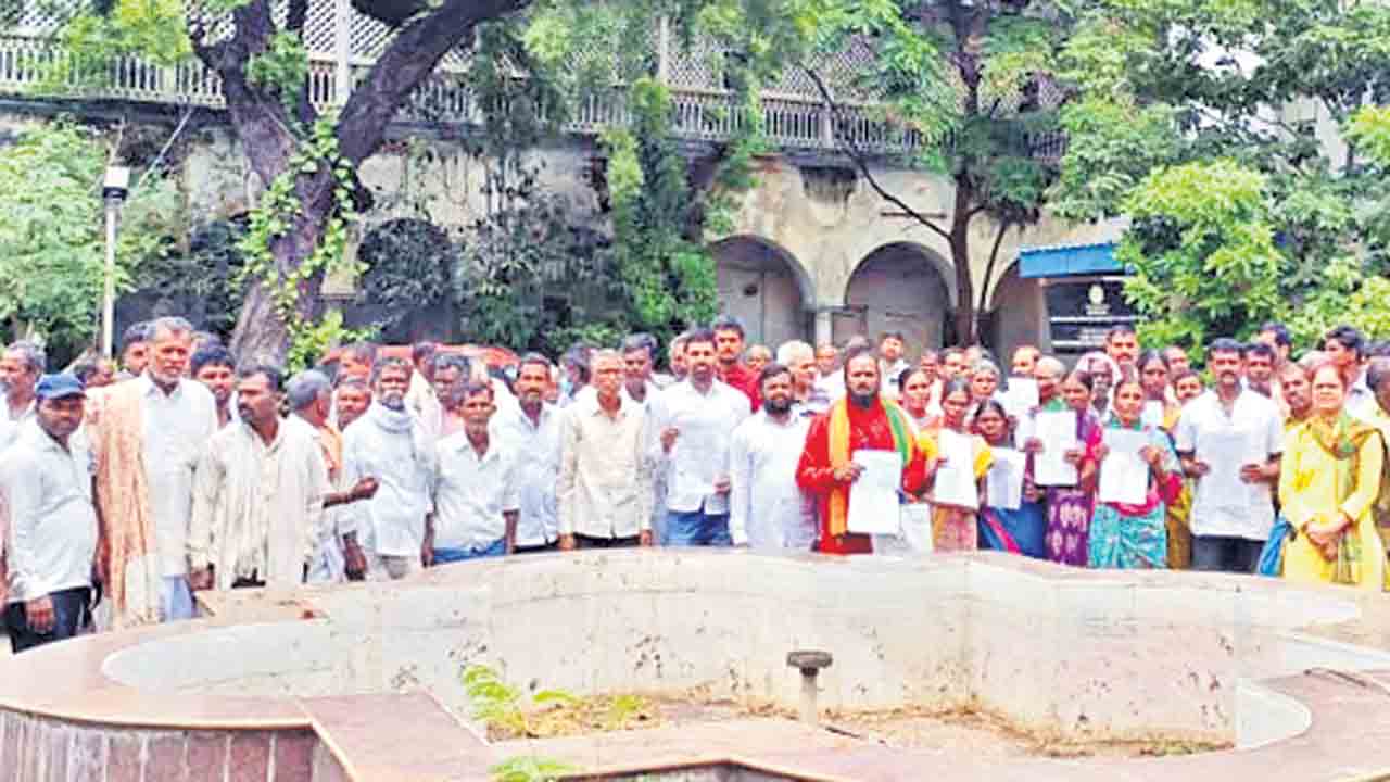 పండుగ పూట ఇబ్బంది పెట్టడం భావ్యమా..?