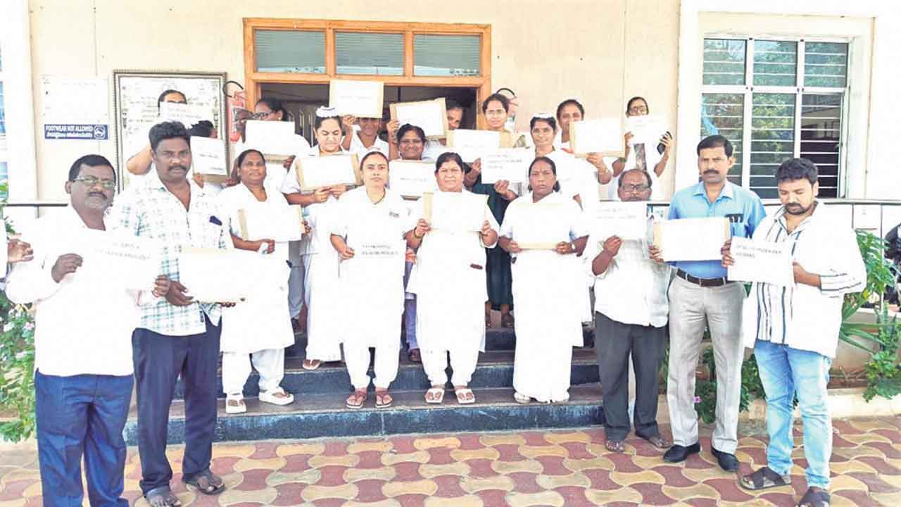 జీతాలు సకాలంలో చెల్లించాలి