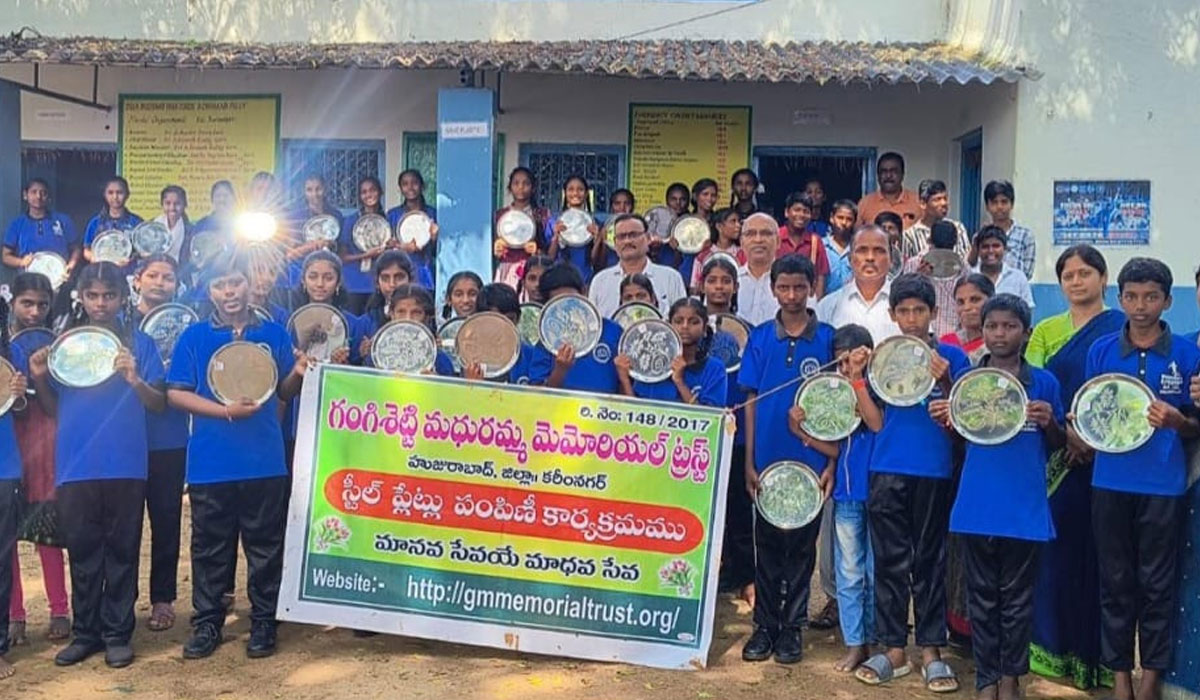 Distribution of plates | బొమ్మనపల్లిలో ప్రభుత్వ పాఠశాల విద్యార్థులకు ప్లేట్ల పంపిణీ