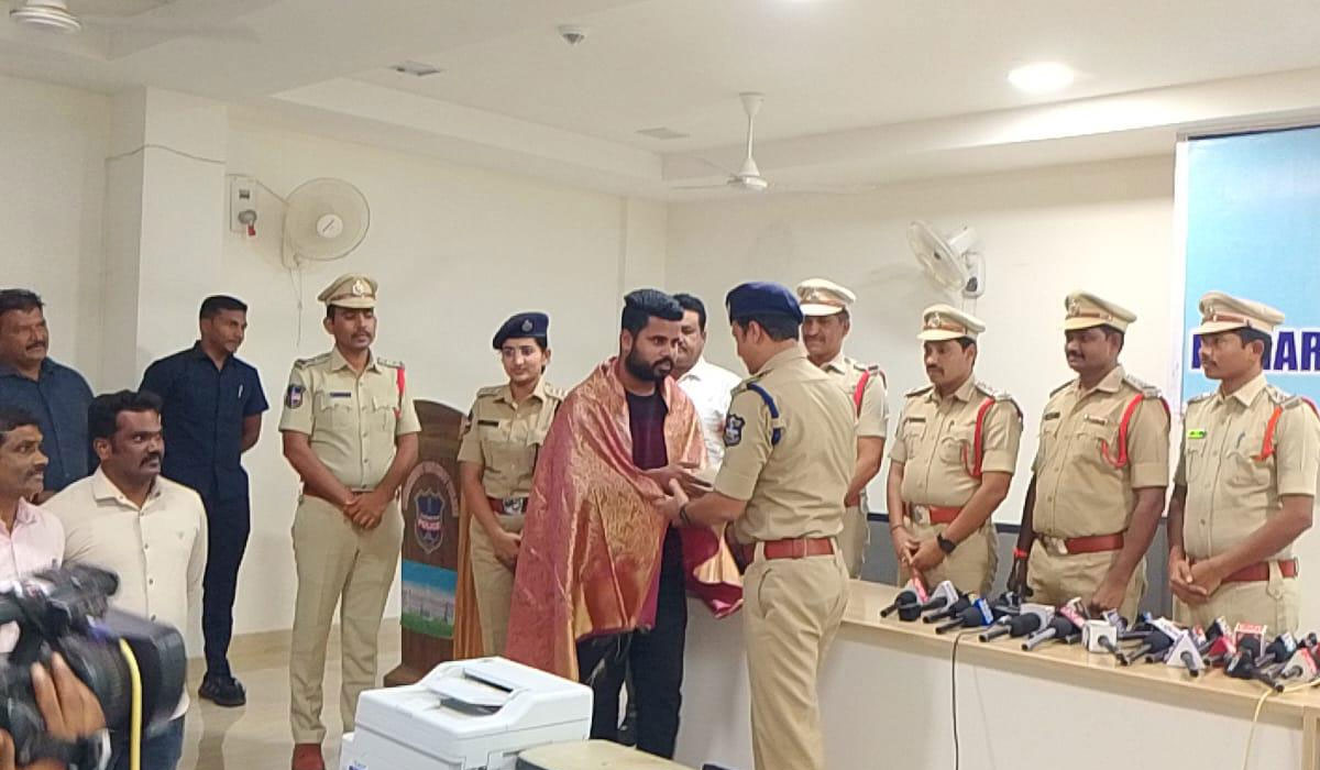 Kamareddy | దేశాయిపల్లె యువకుడిని సత్కరించిన కామారెడ్డి ఎస్పీ