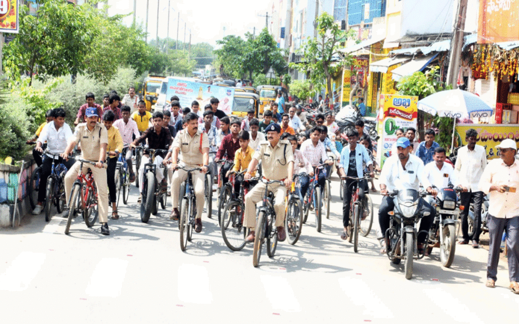 Yellandu : ఇల్లెందులో పోలీసుల సైకిల్ ర్యాలీ