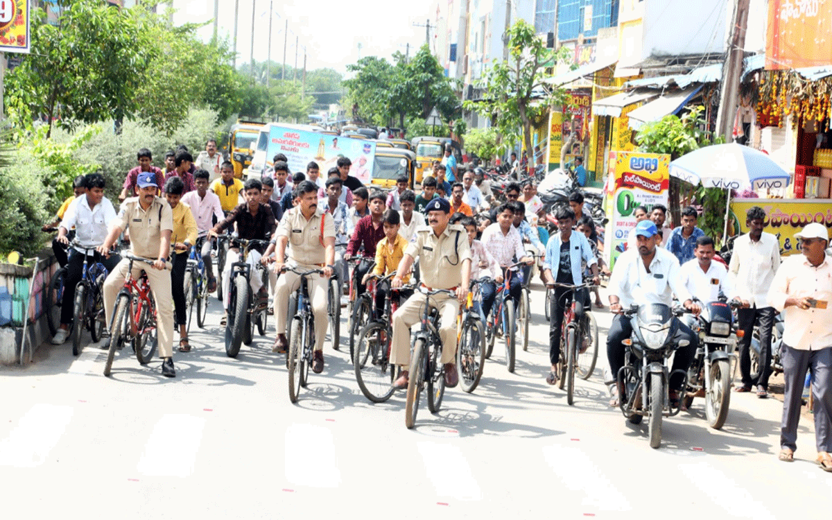 Yellandu : ఇల్లెందులో పోలీసుల సైకిల్ ర్యాలీ
