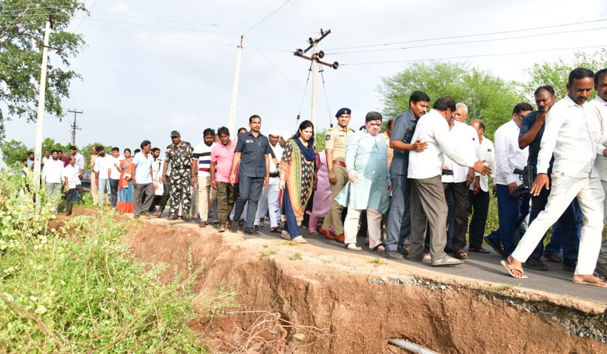 Minister Ponnam Prabhakar | నష్టపోయిన రైతాంగాన్ని అన్ని విధాలా ఆదుకుంటాం.. రాష్ట్ర రవాణా, బీసీ సంక్షేమ శాఖ మంత్రి పొన్నం ప్రభాకర్