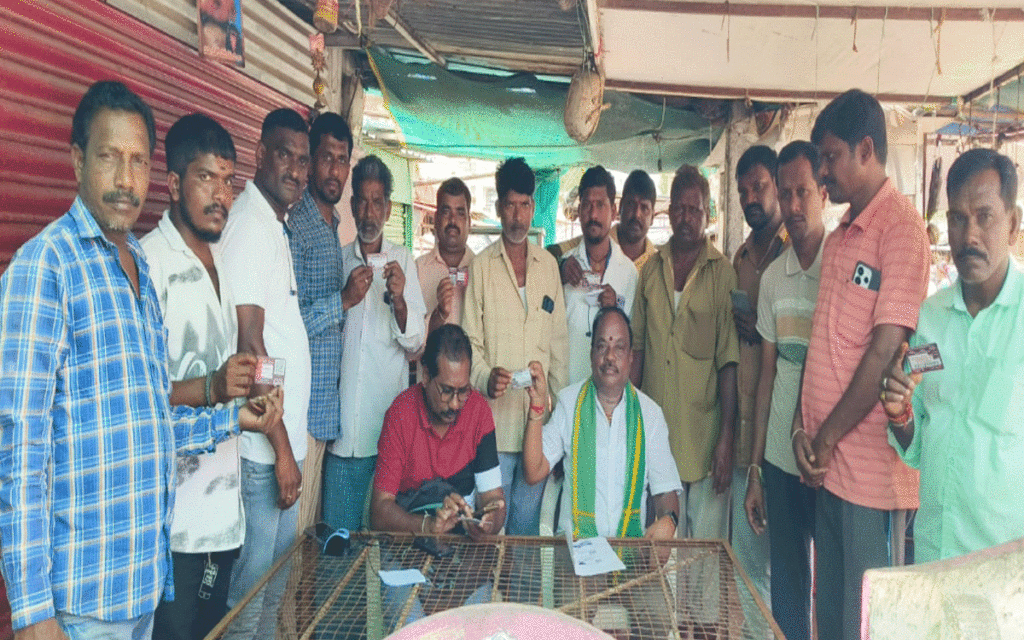 Atmakur(M) : ఆటో డ్రైవర్లకు ప్రమాద బీమా చేయించిన గడ్డం దశరథ గౌడ్