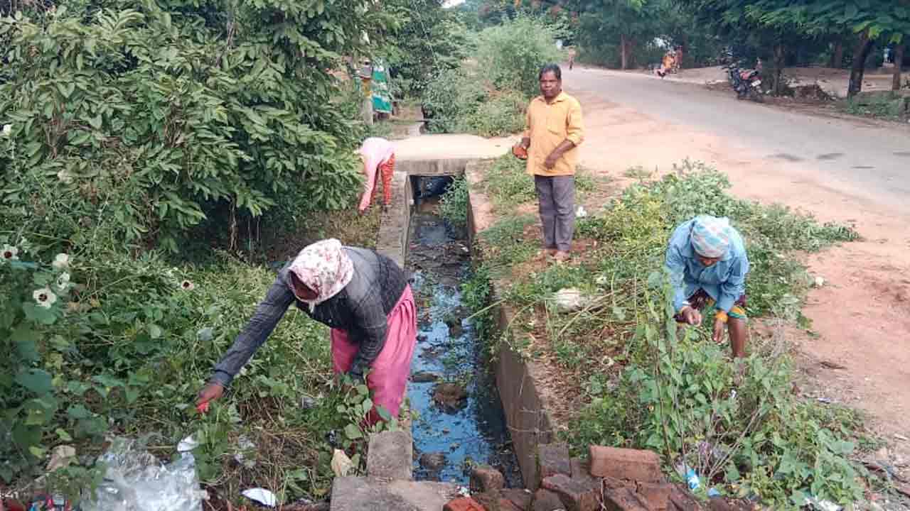 ‘న‌మ‌స్తే’ క‌థ‌నానికి స్పంద‌న‌.. మురికి కాలువ‌లు శుభ్రం..