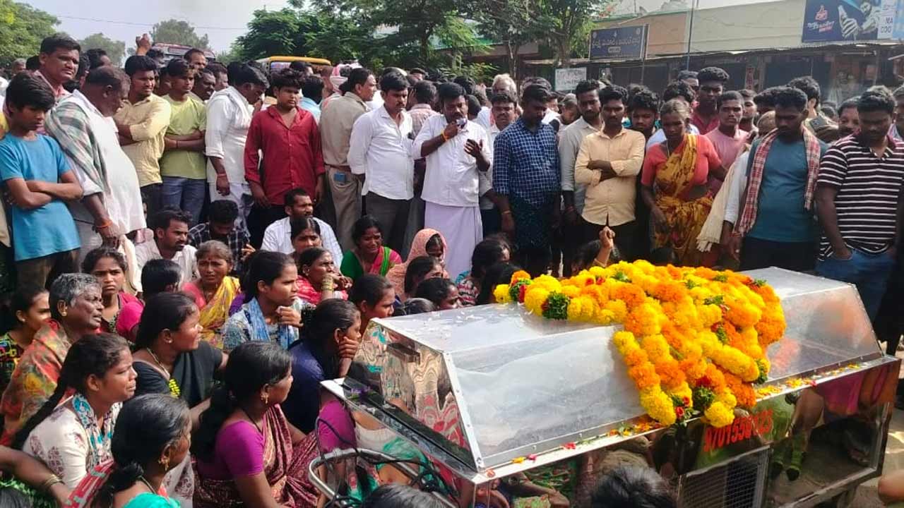 Gadwal | గురుకుల విద్యార్థిని ఆత్మహత్య.. ప్రేమ పెరుతో వేధింపులే కారణమని తల్లిదండ్రుల ఆరోపణ!