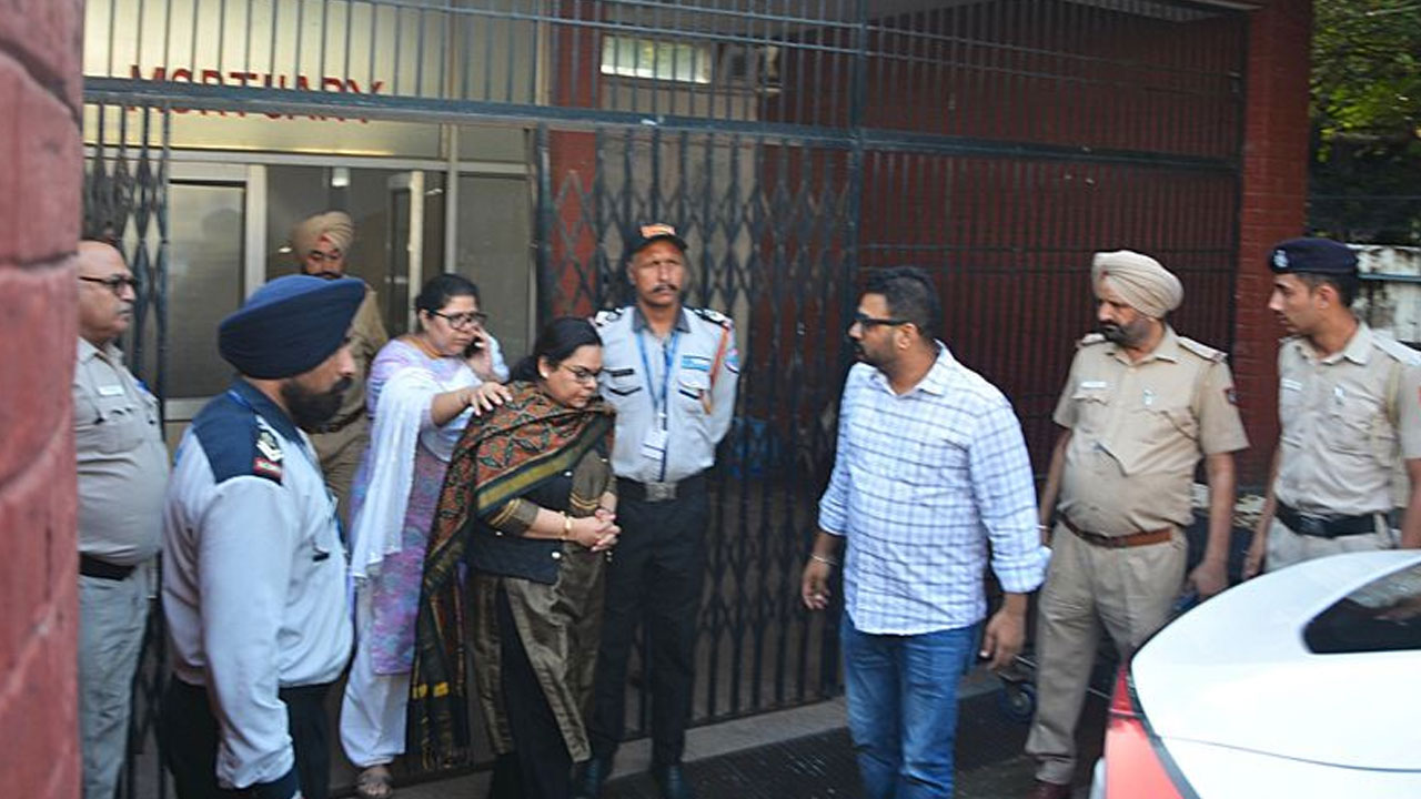 IPS Officer: పోస్టుమార్టంపై తొంద‌రెందుకు? ఆవేద‌న వ్య‌క్తం చేసిన ఐపీఎస్ ఆఫీస‌ర్ భార్య