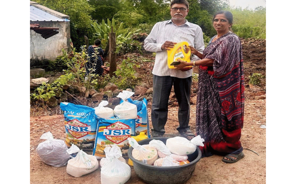 Karepally : వేద పండితుడి కుటుంబానికి నిత్యావ‌స‌ర స‌రుకులు వితరణ