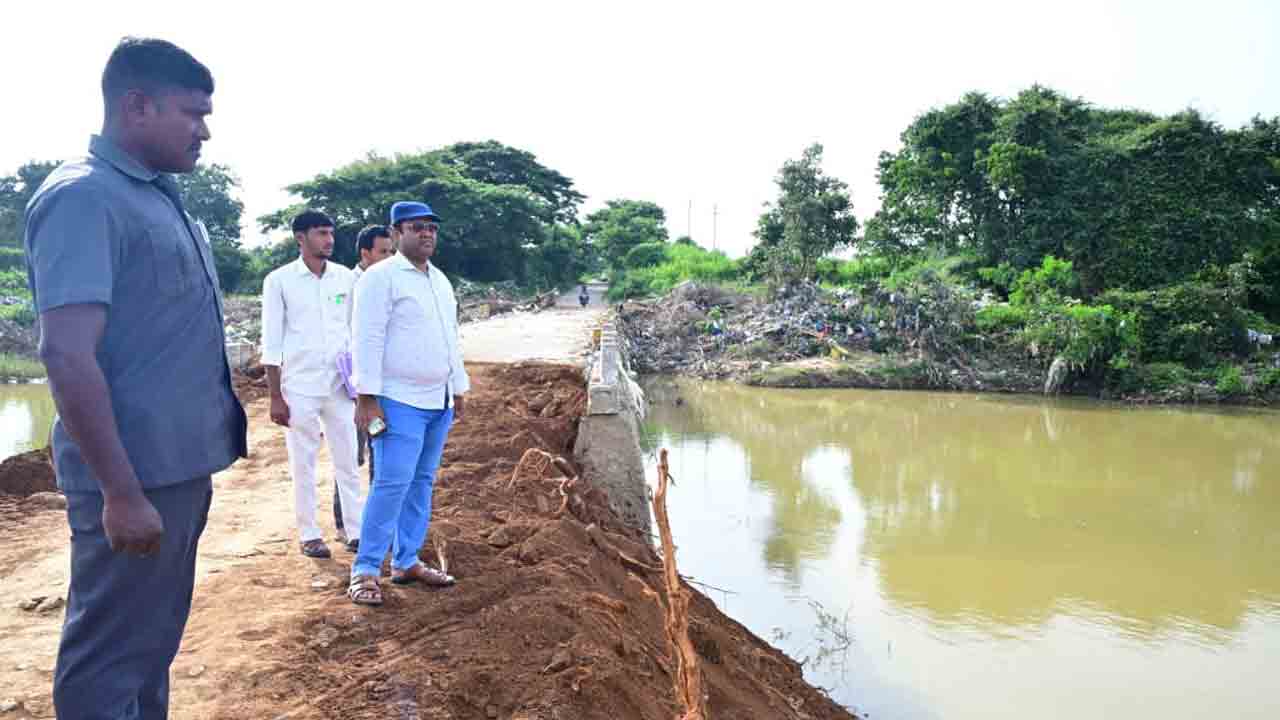 Collector Rahul Raj | బ్రిడ్జి రోడ్డు మరమ్మతు పనులు పూర్తి చేయాలి : కలెక్టర్ రాహుల్ రాజ్