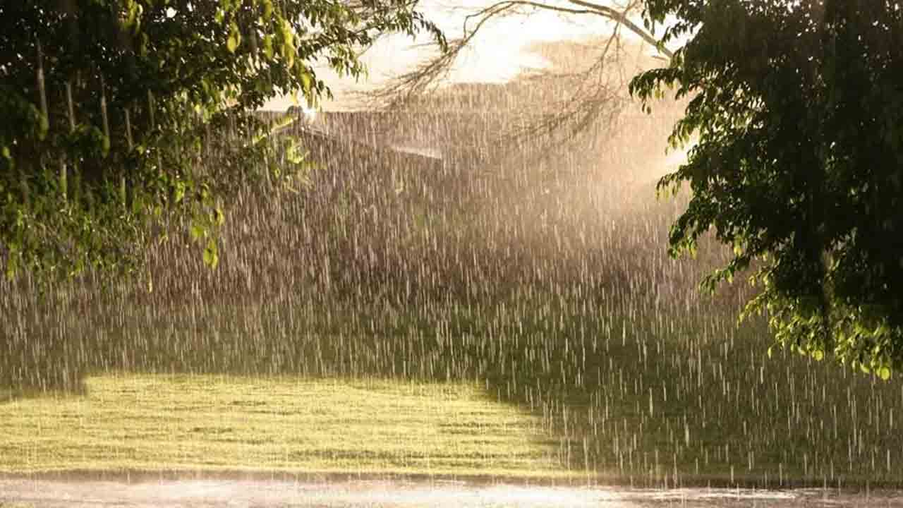 Variety Whether | వెరైటీ వెదర్‌.. బంజారాహిల్స్‌లో ఓ వైపు ఎండ.. మరోవైపు వాన