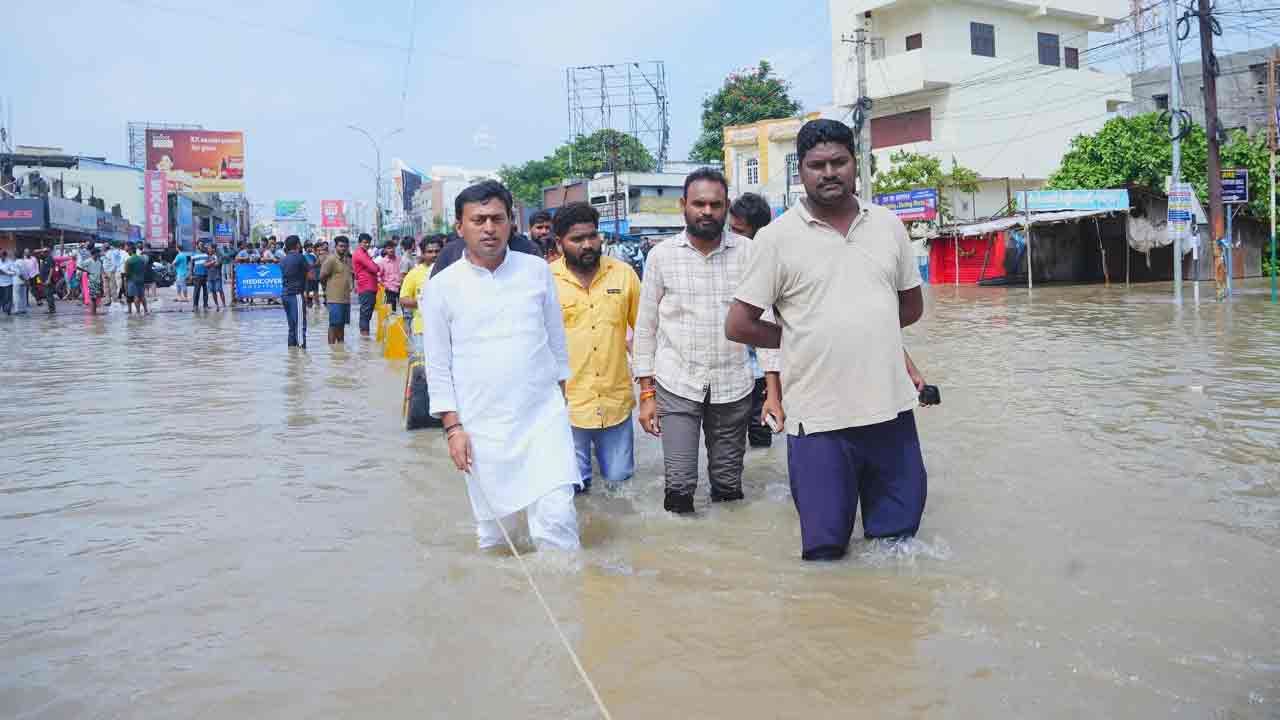 Rakesh Reddy | మంత్రుల జల్సాలకు హెలికాప్టర్లు వస్తాయి.. ప్రజలు ఆపదలో ఉంటే రావా? : రాకేశ్ రెడ్డి