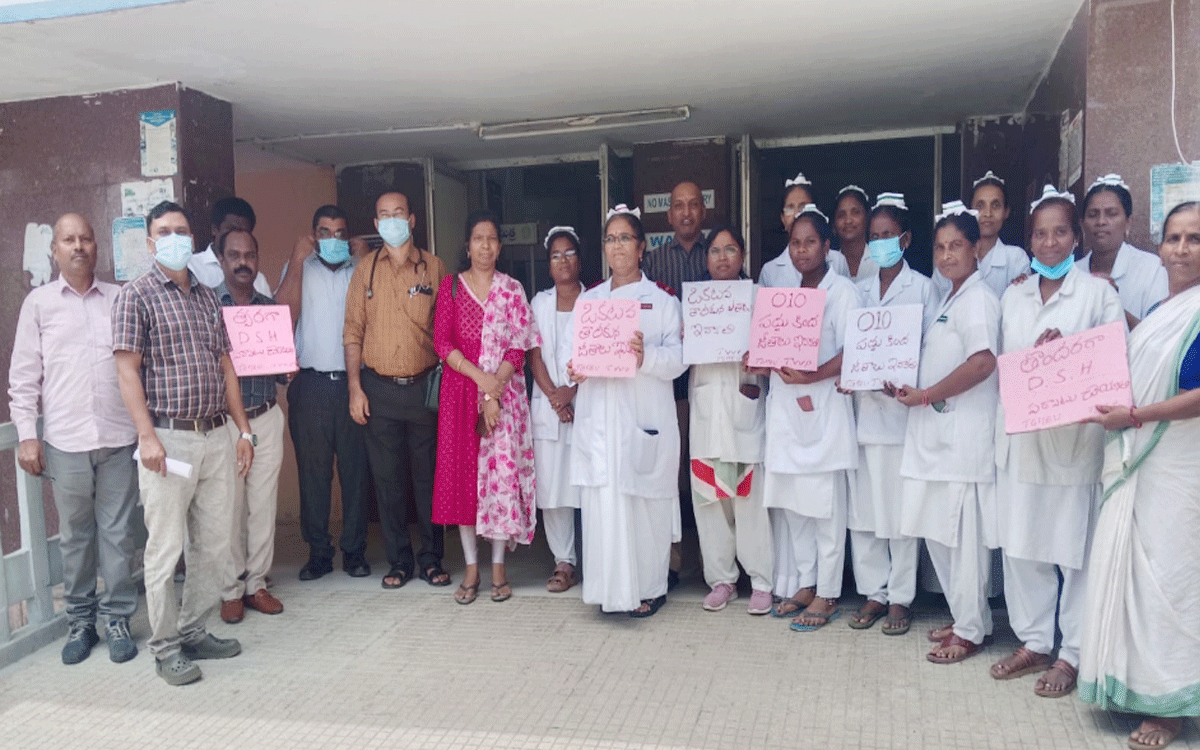 Ramannapet : స‌కాలంలో జీతాలందించాల‌ని వైద్య సిబ్బంది నిర‌స‌న‌