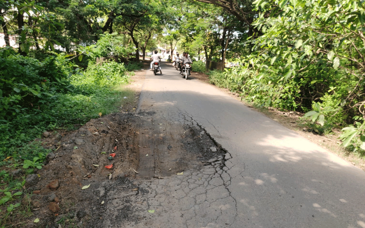 Ramavaram : రోడ్డుపై గుంతలు పూడ్చండి మ‌హాప్ర‌భో..