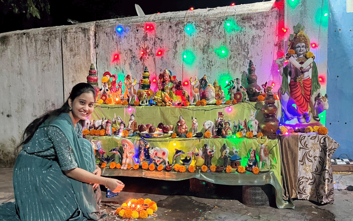 Ramavaram : సమాధుల వద్ద దీపావళి వేడుకలు