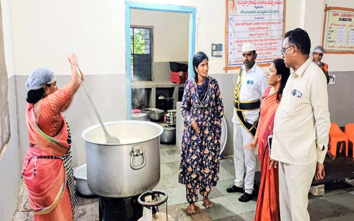 Kattangur : విద్యార్ధినులకు నాణ్యమైన భోజ‌నం అందించాలి : ఆర్డీఓ అశోక్ రెడ్డి