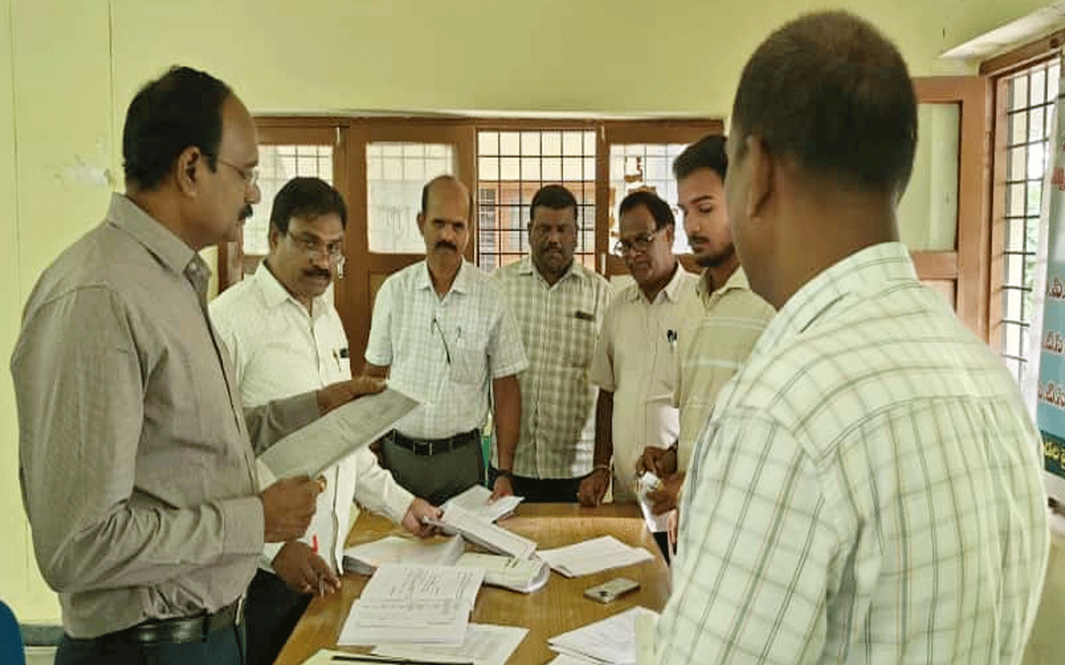 Atmakur (M) : నామినేషన్ల ప్రక్రియలో అప్రమత్తంగా ఉండాలి : ఆర్డీఓ కృష్ణారెడ్డి