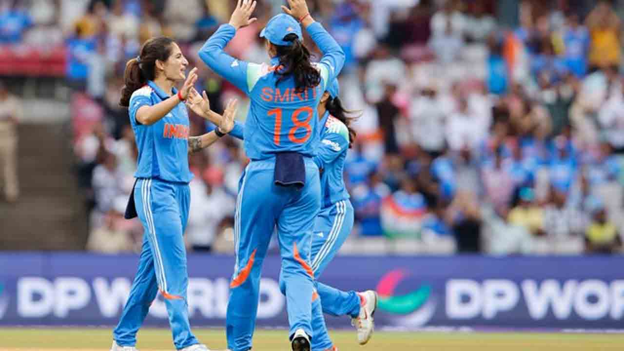 INDW vs BANW | తొలి ఓవర్లోనే బ్రేకిచ్చిన రేణుక.. పవర్ ప్లేలో 34 రన్స్‌..!