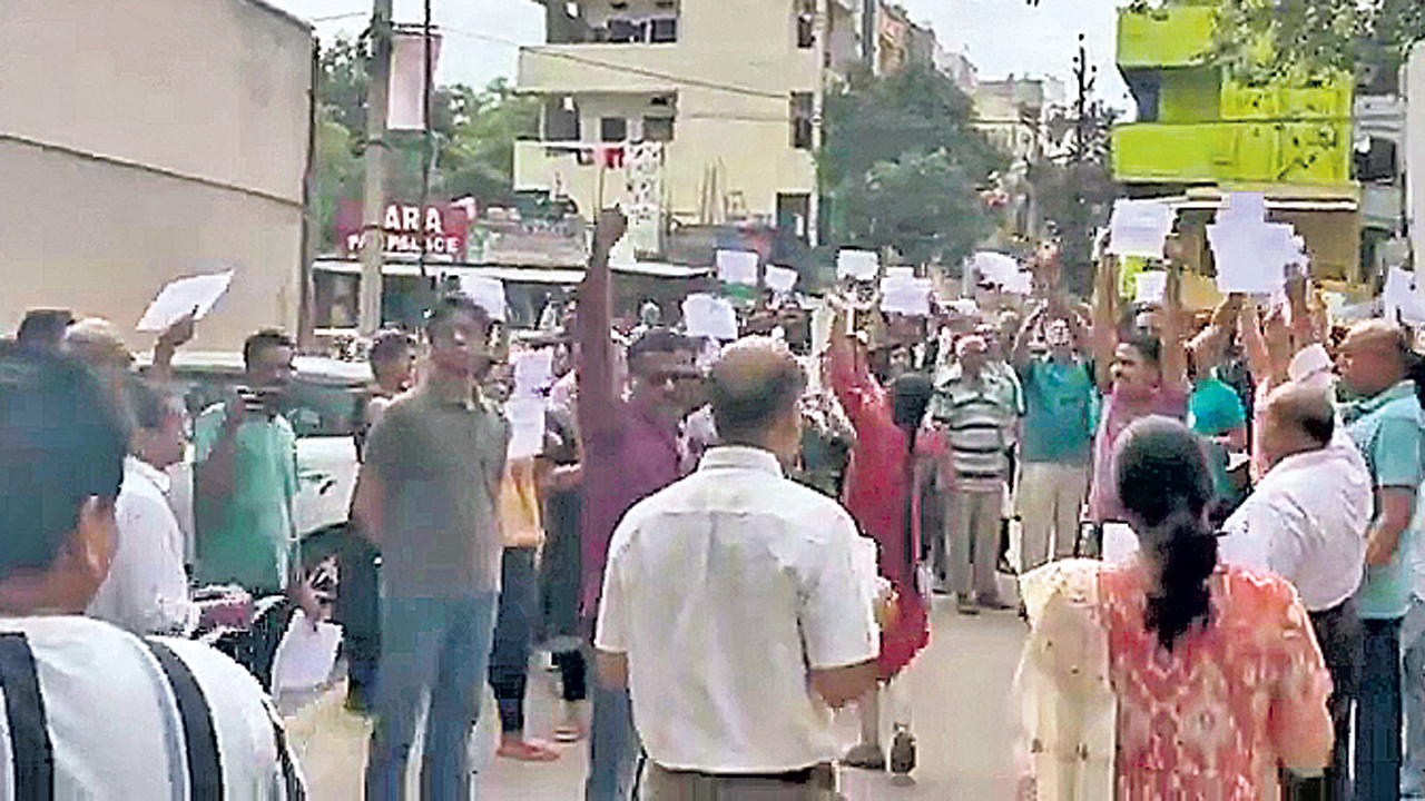 కబరస్థాన్‌పై దొంగాట.. కాంగ్రెస్‌, బీజేపీ ఓట్ల రాజకీయం