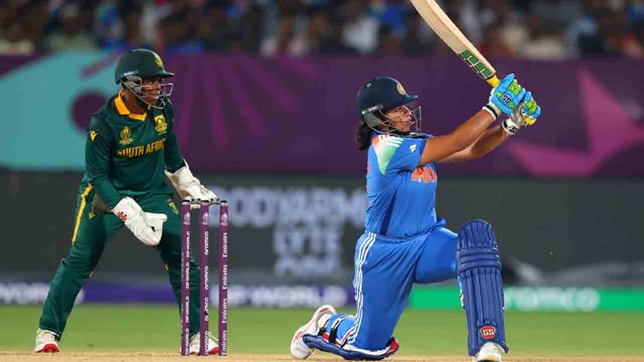 INDW vs SAW | కుప్పకూలిన మిడిలార్డర్.. ఒంటరిగా పోరాడుతున్న రీచాఘోష్‌..!