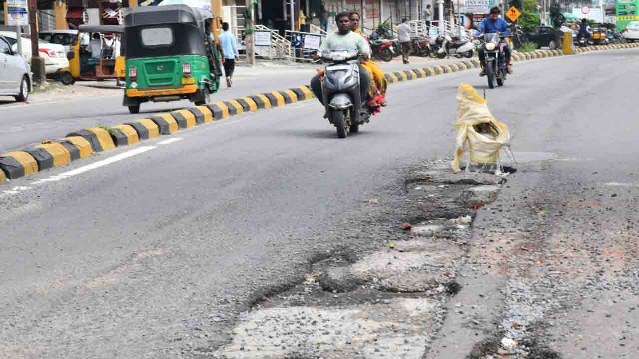Hanumakonda | మొంథా తుఫాన్‌ ఎఫెక్ట్‌.. హనుమకొండలో దెబ్బతిన్న రోడ్లు
