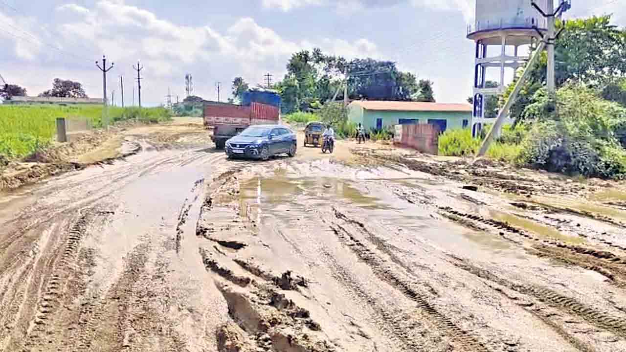 భారీ వర్షాలతో రోడ్లు ధ్వంసం.. మరమ్మతులకు చిల్లిగవ్వ ఇవ్వని ప్రభుత్వం.. ప్రజలకు నిత్య నరకం