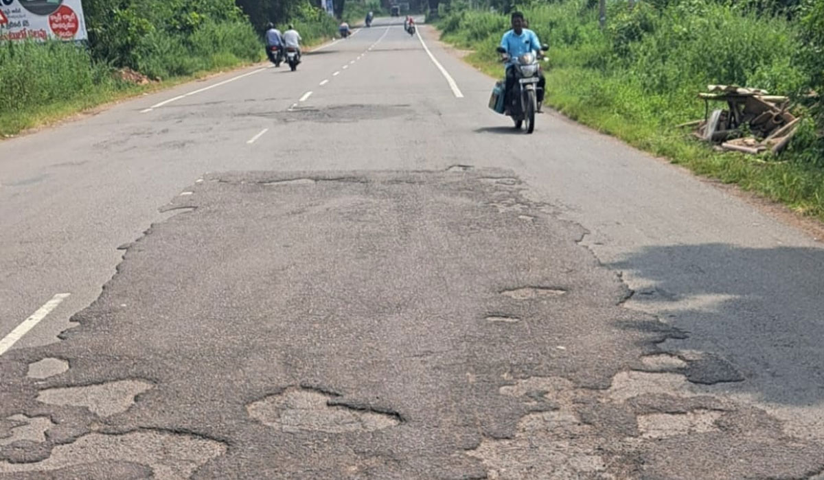 Karimnagar | ఈ రోడ్లు ఇంతేనా..?.. మరమ్మతులకు లభించని మోక్షం