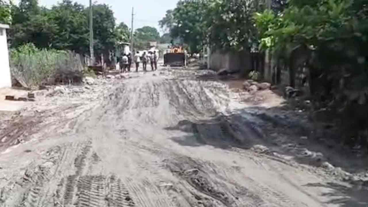 ఉన్న రోడ్డును నాశనం చేసి, దుబ్బ పోసి ఆగం చేశారు..