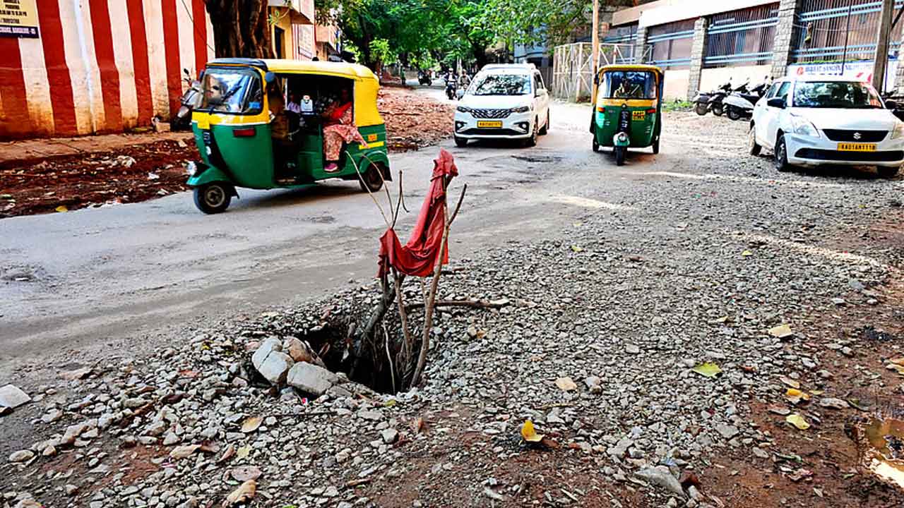 బెంగళూరు గుంతల రోడ్లకు మోక్షం లేనట్టే!