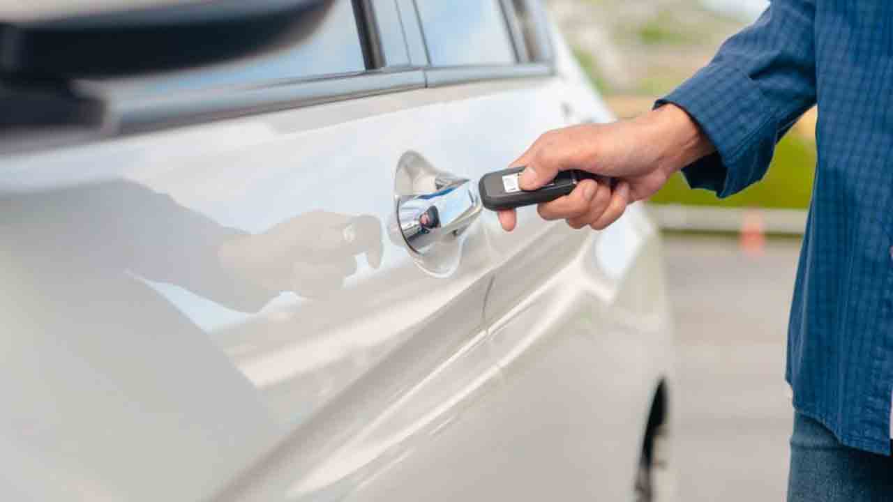 Robbery | లిఫ్ట్ ఇస్తామ‌ని కారులో ఎక్కించుకున్నారు.. కానీ మార్గ‌మ‌ధ్య‌లోనే ఆపి..