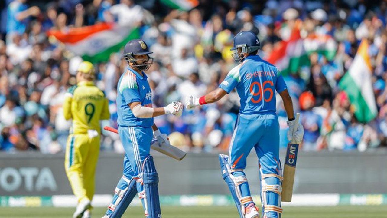 AUSvIND: హాఫ్ సెంచ‌రీలు చేసి..  రోహిత్, శ్రేయాస్ ఔట్‌