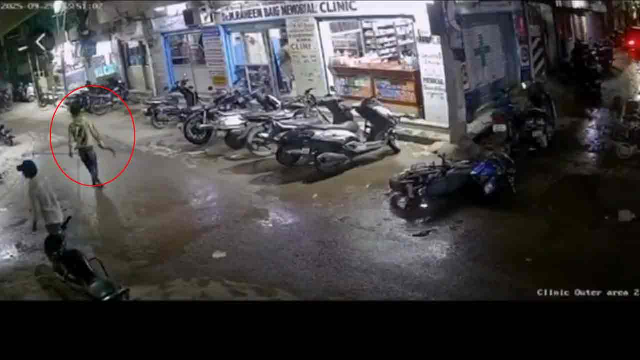 Ganja | హైదరాబాద్‌లో గంజాయి మత్తులో రౌడీషీటర్ హల్చల్.. క‌త్తితో దాడి.. వీడియో