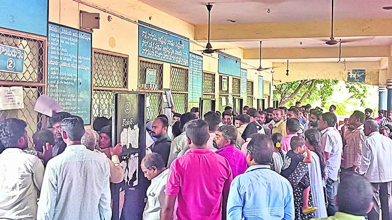 కష్టాల సారథి.. రవాణా శాఖలో వాహనదారుల గంటల తరబడి నిరీక్షణ