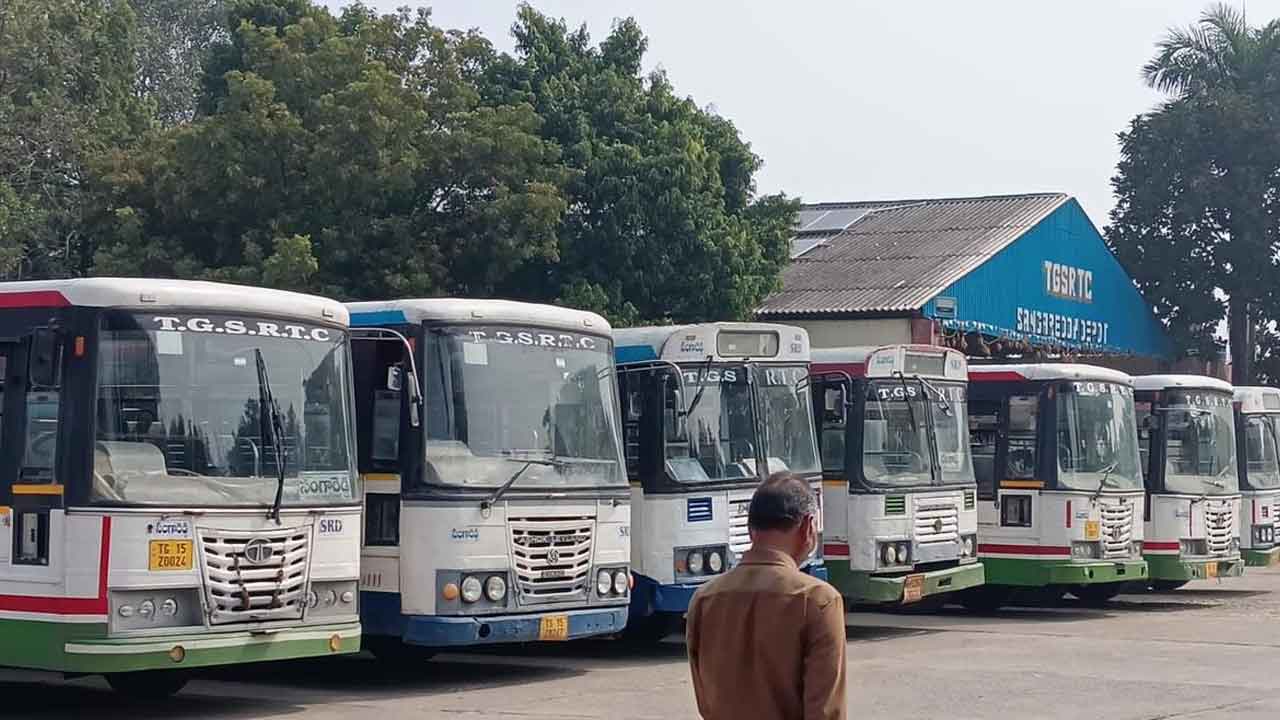 బీసీ బంద్‌.. ఎక్కడి బస్సులు అక్కడే.. సాయంత్రం వరకూ డిపోలకే పరిమితం!
