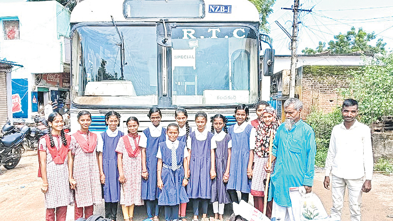 సమయానికి బస్సులు నడపాలి