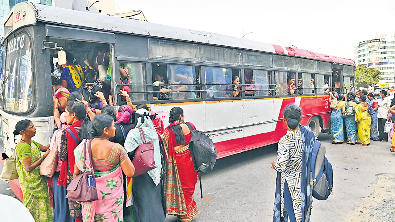 బస్సులు పెంచమంటే.. చార్జీలు పెంచినకాంగ్రెస్‌