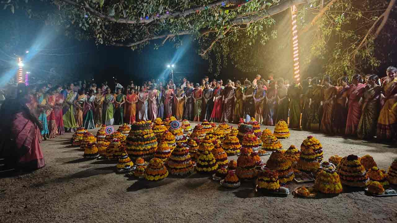 Saddula Bathukamma | ఘనంగా సద్దుల బతుకమ్మ వేడుకలు..