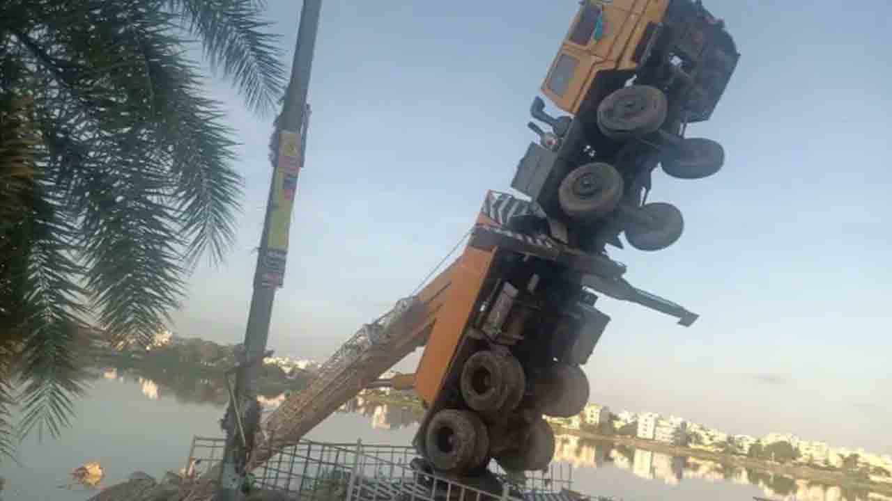 Saroor Nagar | సరూర్నగర్లో పల్టీకొట్టిన క్రేన్.. దుర్గా మాత నిమజ్జనంలో అపశృతి