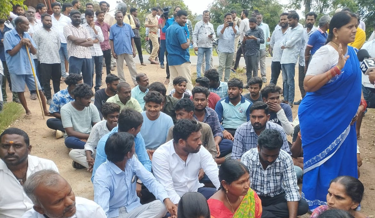 Parents protest | విద్యార్థులపై లైంగిక వేధింపులకు పాల్పడిన యాకుబ్ పాషా ను డిస్మిస్ చేయాలని కురిక్యాల పాఠశాల ముందు తల్లిదండ్రుల నిరసన