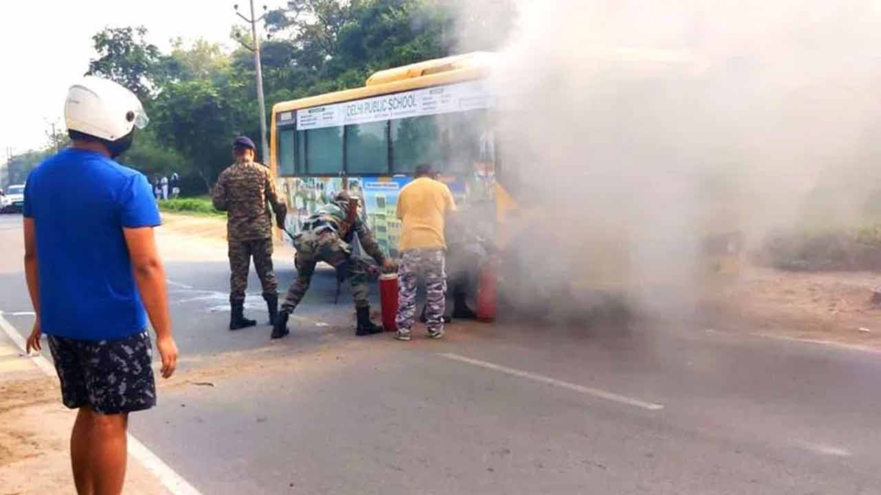 School Bus | స్కూల్ బ‌స్సులో పొగ‌లు.. 25 మంది విద్యార్థులు సుర‌క్షితం