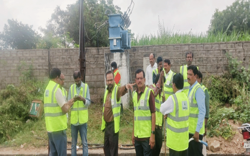 Bibinagar : విద్యుత్‌ అధికారుల పల్లె బాట