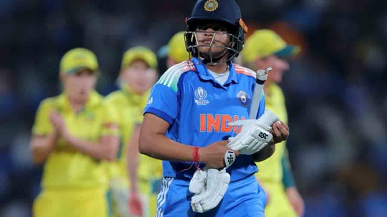 INDW VS AUSW | రెండో ఓవర్లోనే షఫాలీ ఔట్.. మంధానపైనే ఆశలన్నీ..!